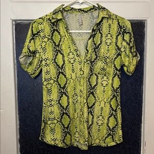 dna couture Women’s Bright Yellow/Green Snakeskin Print Button-Up Shirt Size S